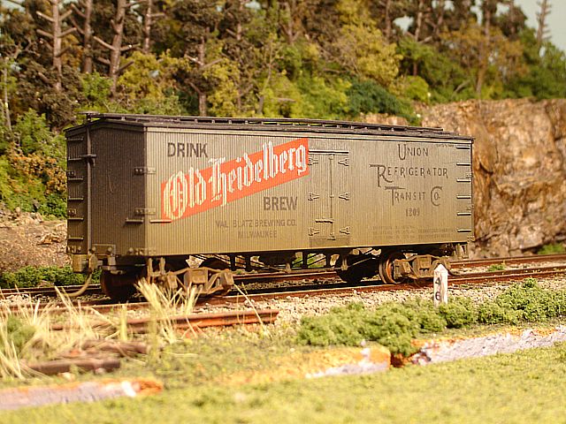 Old Heidelberg Beer Reefer #1209 Angle View